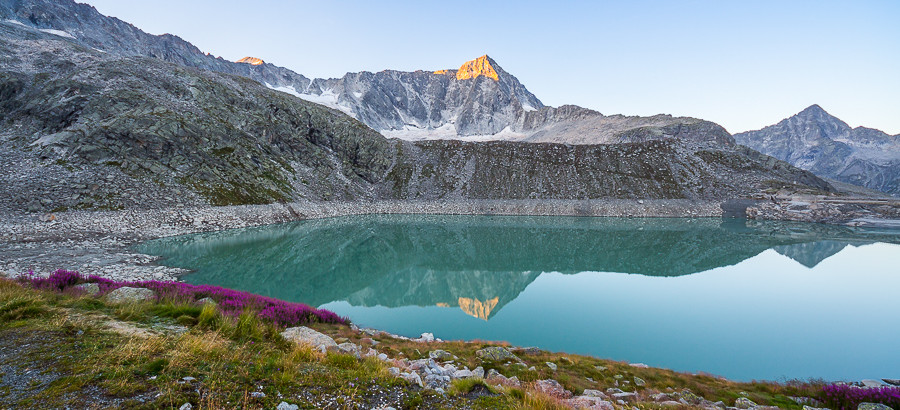 Il Monte Adamello si rispecchia nel lago Venerocolo