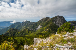 Da destra a sinistra, il Petricelle, La Caccia, Serra la Croce, Monte Cannitello e la Castelluccia mentre più vicino a sinistra il monte Faghitello.