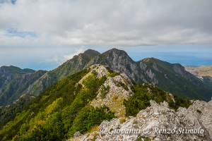 Dalla seconda anticima, la cresta appena percorsa e alle spalle da destra a sinistra, il monte Frattina, il Petricelle, La Caccia, Serra la Croce e il monte Cannitello.