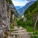Il ripido sentiero che dalla Busa dell'Acqua conduce al fondovalle della Vallazza