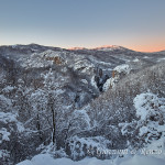 La Garavina e sullo sfondo Serra di Crispo e Serra delle Ciavole baciate dalle prime luci dell'alba