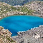 Il bivacco Moncalieri sulla rupe che sovrasta il lago Bianco del Gelas