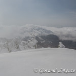Sullo sfondo, Monte Pollino invaso dalle nuvole