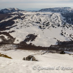 Siamo in cresta. Sguardo verso Serra di Crispo e Serra delle Ciavole divisi dalla Grande Porta del Pollino.