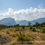 La timpa di San Lorenzo e la Timpa Porace divise dalla gola di Barile e sullo sfondo il Monte Sellaro