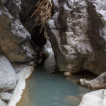 Stretta e lunga galleria con profondo corso d'acqua.