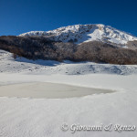 Laghetto ghiacciato e sullo sfondo Monte Pollino