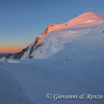 La cima del Monte Bianco oltre il Col della Brenva