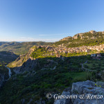 Civita e il Raganello che attraversa il Ponte del Diavolo