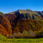 Panorama dal Monte Irto che va dai Tre Mortari sulla sinistra, al gruppo della Meta in fondo, passando per il Balzo della Chiesa, il Monte Capraro, Forca Resuni, Monte Petroso, Monte Altare e Monte Tartaro, mentre in primo piano sulla destra, il Monte Mari.