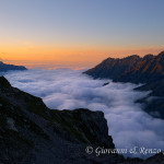 Tramonto dal Rifugio Pagarì con il Monviso che fa capolino dietro la cima del Lausetto