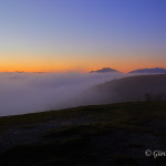 Al tramonto la nebbia risale la valle