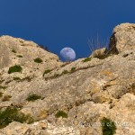 La luna incastonata nella roccia