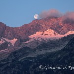 La luna tramonta dietro al monte Sissone